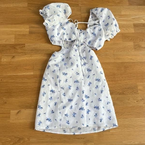 Fin klänning  - Jättefin blommig klänning som jag köpe förra året. Fin att ha på skolavslutningen. Tror inte den finns längre i lager. Jag är i alla kläder Xs men i denna tog jag 42 i vuxen storlek och den passar hur bra som helst.Skriv för fler bilder/bilder på