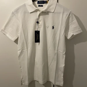 Ralph Lauren piké - Säljer en helt ny piké från Ralph Lauren. Tags sitter kvar.  Det är en slim fit stretch mesh, kostar 1300kr ny ungefär.