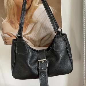 snygg axelremsväska  - bud är bindande!! mycket bra skick men kommer inte till användning. liten men rymlig. fraktar eller möts i sthlm 🫶🫶🫶