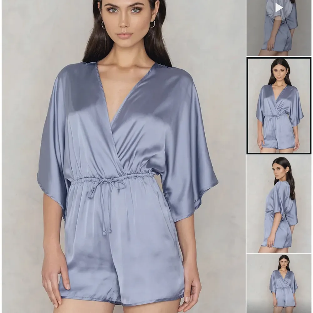 Använd en gång. Från NAKD. The Kimono Playsuit by Hannalicious for NA-KD features a wrapped v-neckline, an elasticized waist with adjustable ties, wide kimono-style sleeves, a button and loop closure behind the neck with a small keyhole cutout. . Klänningar.