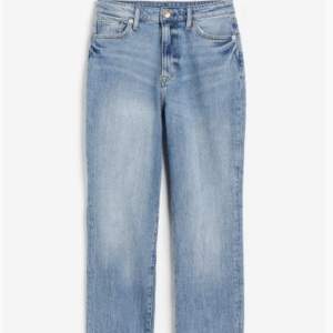 Snygga oanvända mom jeans, i bra skick. Säljer pågrund av storleken (Längd på jeansen 170 cm)