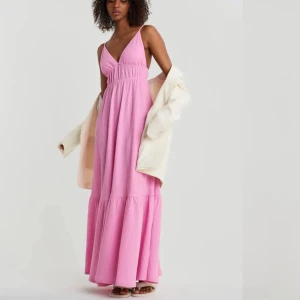 Klänning💘 - Superfin sommarklänning från Gina tricot i storlek M. 💕skriv om du vill ha fler bilder. Endast använd ett fåtal gånger. 