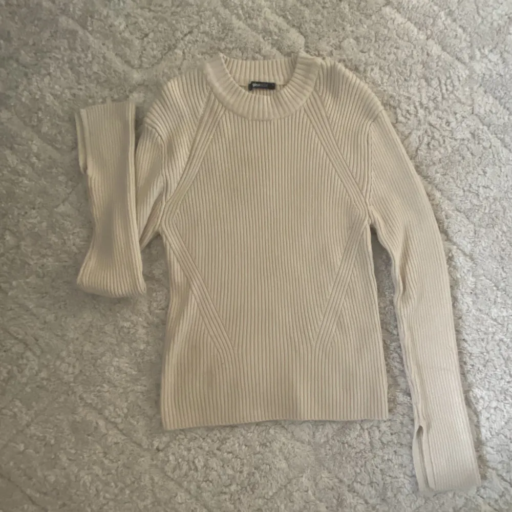 Vit/beige ribbstickad tröja från GinaTricot i strl xl (sitter som s-m). Köpt för ett år sen och använd två gånger. Mycket bra skick, säljer för att den inte kommer till användning.   Köparen står för frakten:)). Tröjor & Koftor.