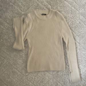 Vit/beige ribbstickad tröja från GinaTricot i strl xl (sitter som s-m). Köpt för ett år sen och använd två gånger. Mycket bra skick, säljer för att den inte kommer till användning.   Köparen står för frakten:))
