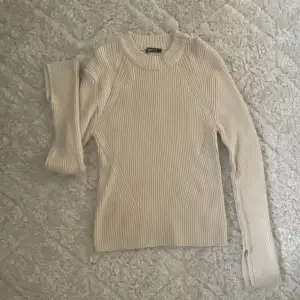 Vit/beige ribbstickad tröja från GinaTricot i strl xl (sitter som s-m). Köpt för ett år sen och använd två gånger. Mycket bra skick, säljer för att den inte kommer till användning.   Köparen står för frakten:))
