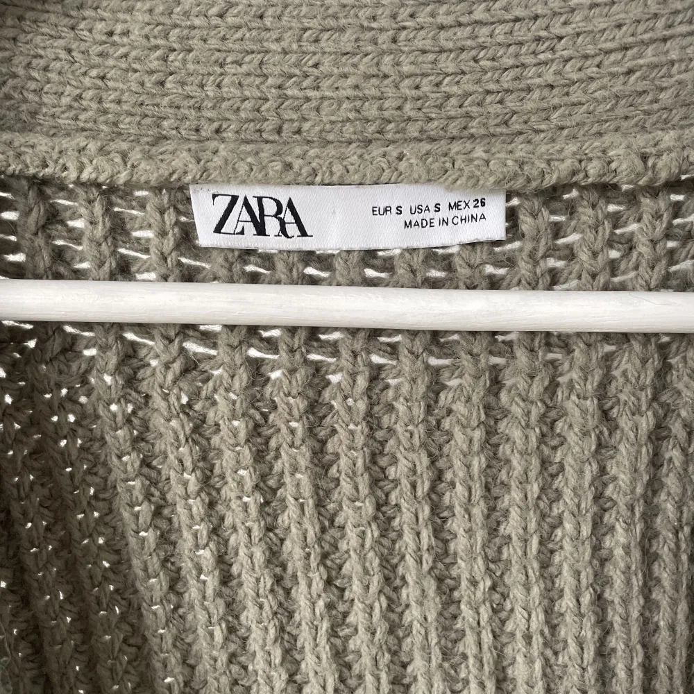 Stickad kofta från Zara i storlek S🤍. Tröjor & Koftor.