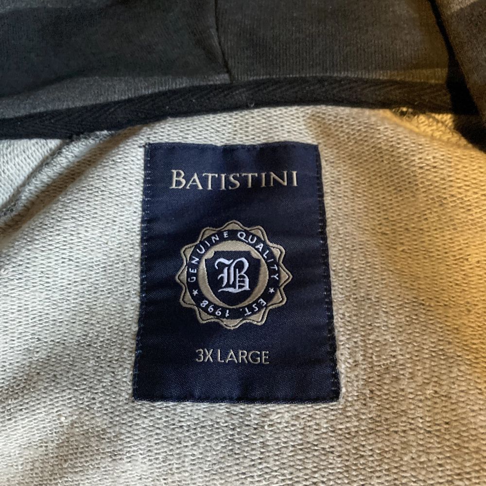 Super snygg baggy hoodie från märket Batistini. Tyvärr ingen dragkedja men otroligt fin passform . Huvtröjor & Träningströjor.