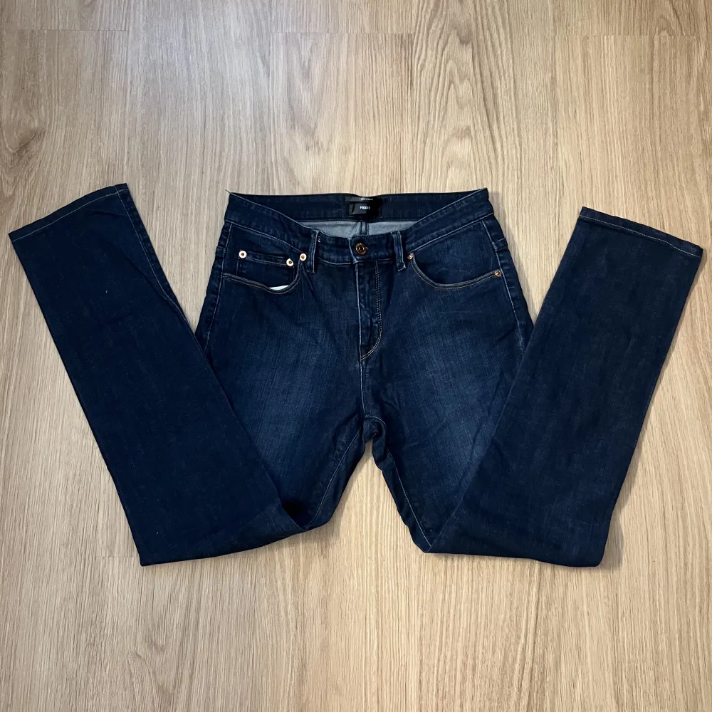 Super snygga jeans från Filippa K, lågmidjade och i bra skick. Hör av er vid frågor ❤️äldre modell. . Jeans & Byxor.