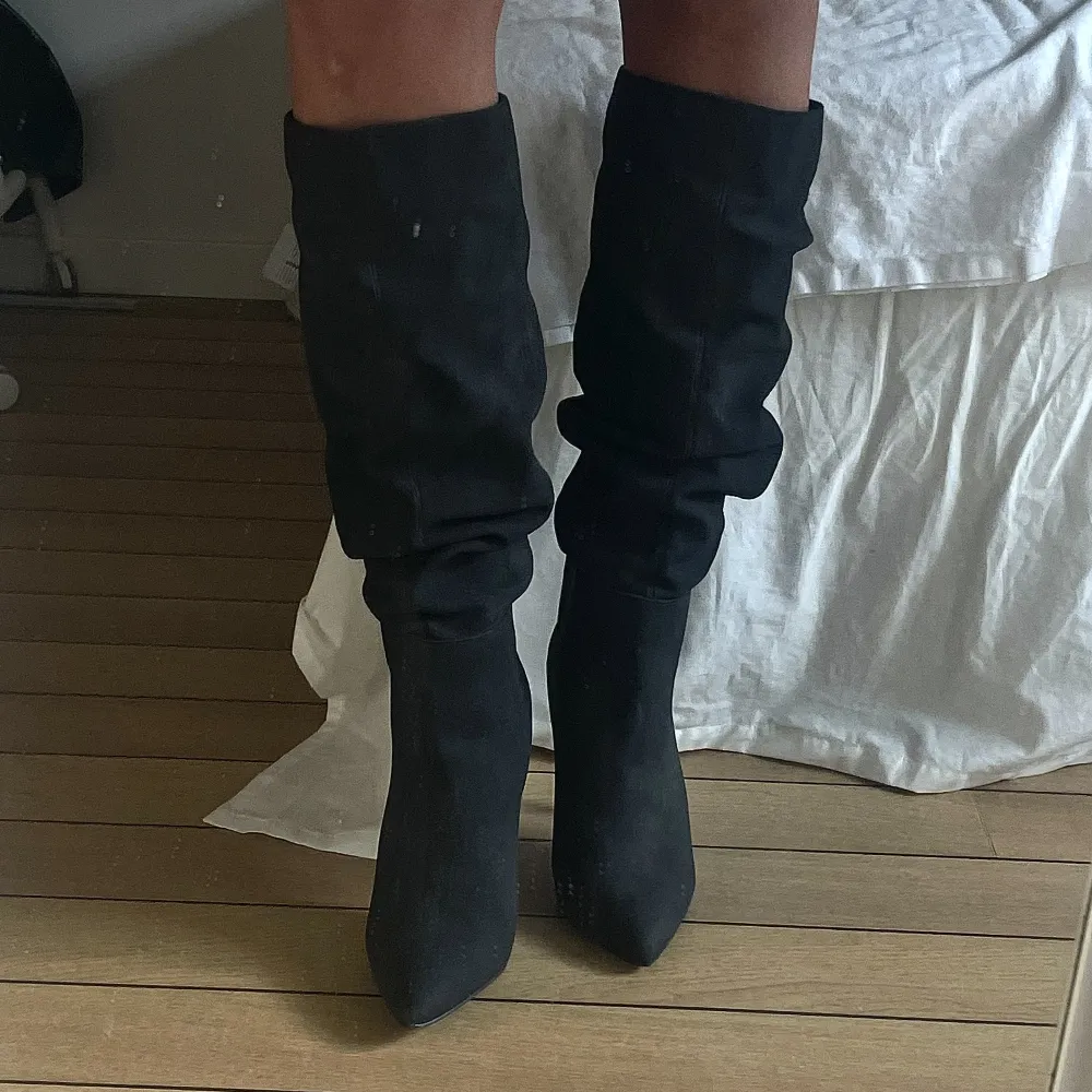 Svarta boots med klack som går under knäna, helt oanvända. Skor.