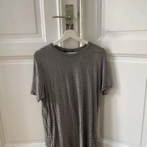 En ”Tshirt-klänning” från Brandy Melville! Väldigt mjukt och stretchigt material, passar mig som är S/M men passar absolut på mindre och större också. Använd men i bra skick! Några få noppror här och var :) 