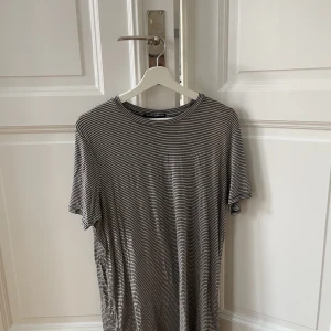 Brandy Melville Tshirt klänning  - En ”Tshirt-klänning” från Brandy Melville! Väldigt mjukt och stretchigt material, passar mig som är S/M men passar absolut på mindre och större också. Använd men i bra skick! Några få noppror här och var :) 