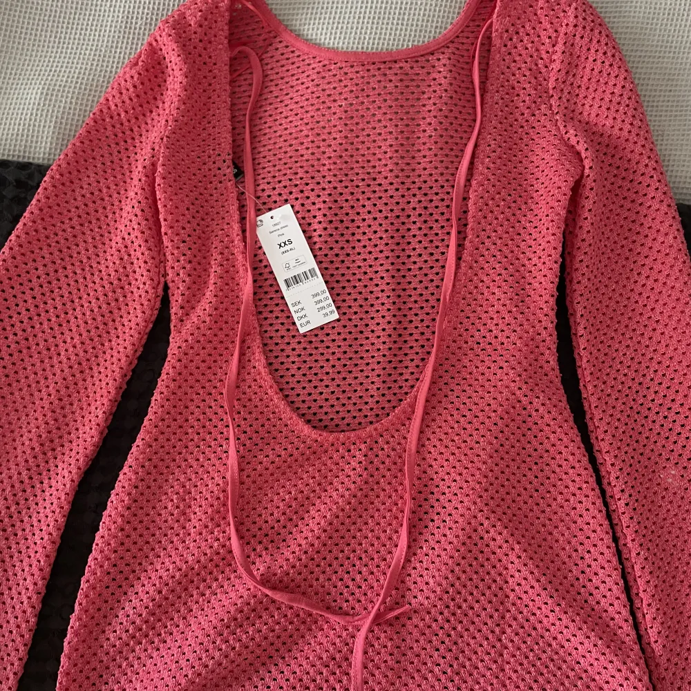 Fin rosa strandklänning som jag gärna hade använt men den är för kort.  Snygg när man även fått en bränna! Passar även xs-s, däremot kan den bli för kort för någon som är ca 173. Klänningar.