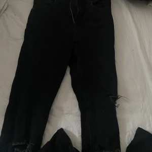NA-KD jeans  - Säljer skinny jeans i svart med hål i för använder inte de längre dom passar bra på mig som är ca 167