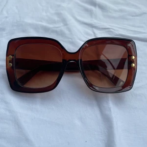 Solglasögon - Större retro solglasögon från POP Stockholm. Toppskick! Kan skicka mått och fler bilder på förfrågan. 