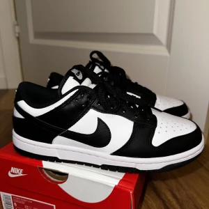 Dunks low, panda - Säljer dessa Nike dunk low i färgerna svart o vit. De är helt nya och aldrig använda och kommer inte komma till någon användning då de inte passar mig. Skorna är i storlek 36,5.