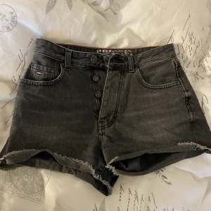 Jeansshorts - Måste tyvärr sälja mina as snygga Tommy Hilfiger shorts som länge varit mina favoriter då de nu blivit för små :/💗 tycker verkligen de är riktigt snygga, snyggtvätt, snygga detaljer, allt!😍😍