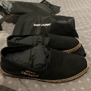 Saint Laurent skor - Saint Laurent loafers. Svarta storlek 42-43. Använda en gång men lyckades få den vita randen på vänstra skon, inte försökt få bort kan gå. Vid snabb affär lägre pris. 