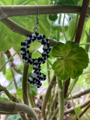 Tjejörhängen svartvita (original) - Jättefina Tjejörhängen som passar alla kön och identiteter!! ❤️ Ca: 4cm långa & 2,5cm breda (som längst). 🤍 Nickelfria krokar ! 🩷 Man får ett örhänge för båda öronen ☺️🩵