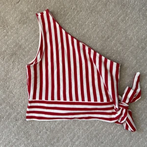 One shoulder topp - Fin somrig topp med knytning från Gina Tricot. ❤️🥰 storlek M
