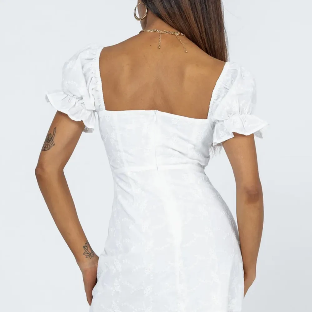 Jättefin vit klänning perfekt till studenten! Helt oanvänd med prislapp och förpackning kvar! Säljer pga hittat en annan!  Nypris ca 700 + frakt! . Klänningar.