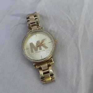 Klocka - Michael Kors - Michael Kors klocka knappt använd. Kommer med orginallådan. Äkta.