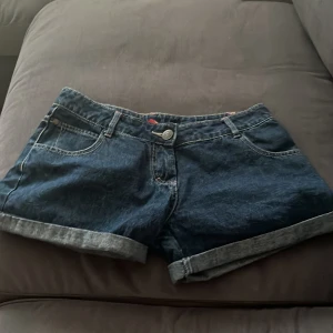 Jeans shorts! - Lågmidjade jeansshorts köpta second hand! Pris är diskuterbart.
