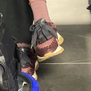 Stitched sneakers  - Hej! Någon som vet var dessa stitched / virkade / embroidery chunky sneakers är ifrån?