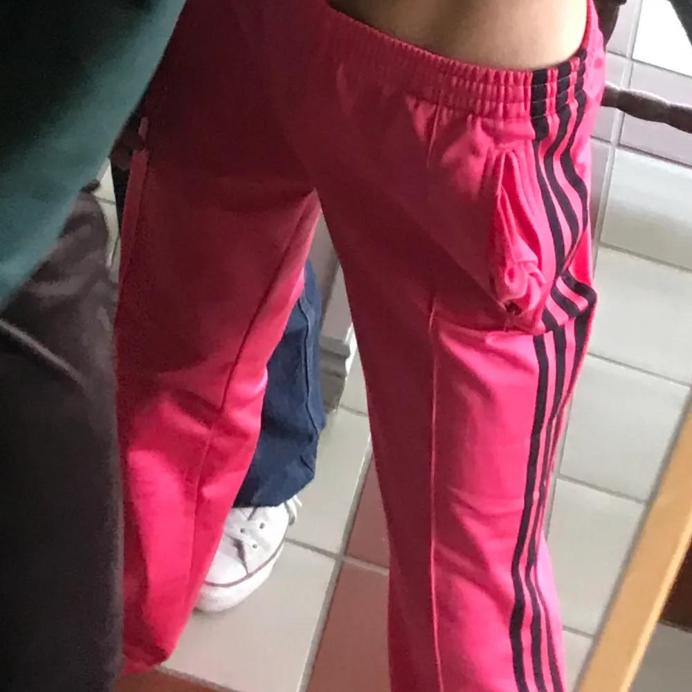 Säljer nu mina unika adidasbyxor. Köpta vintage och sparsamt använda 💞💞. Jeans & Byxor.