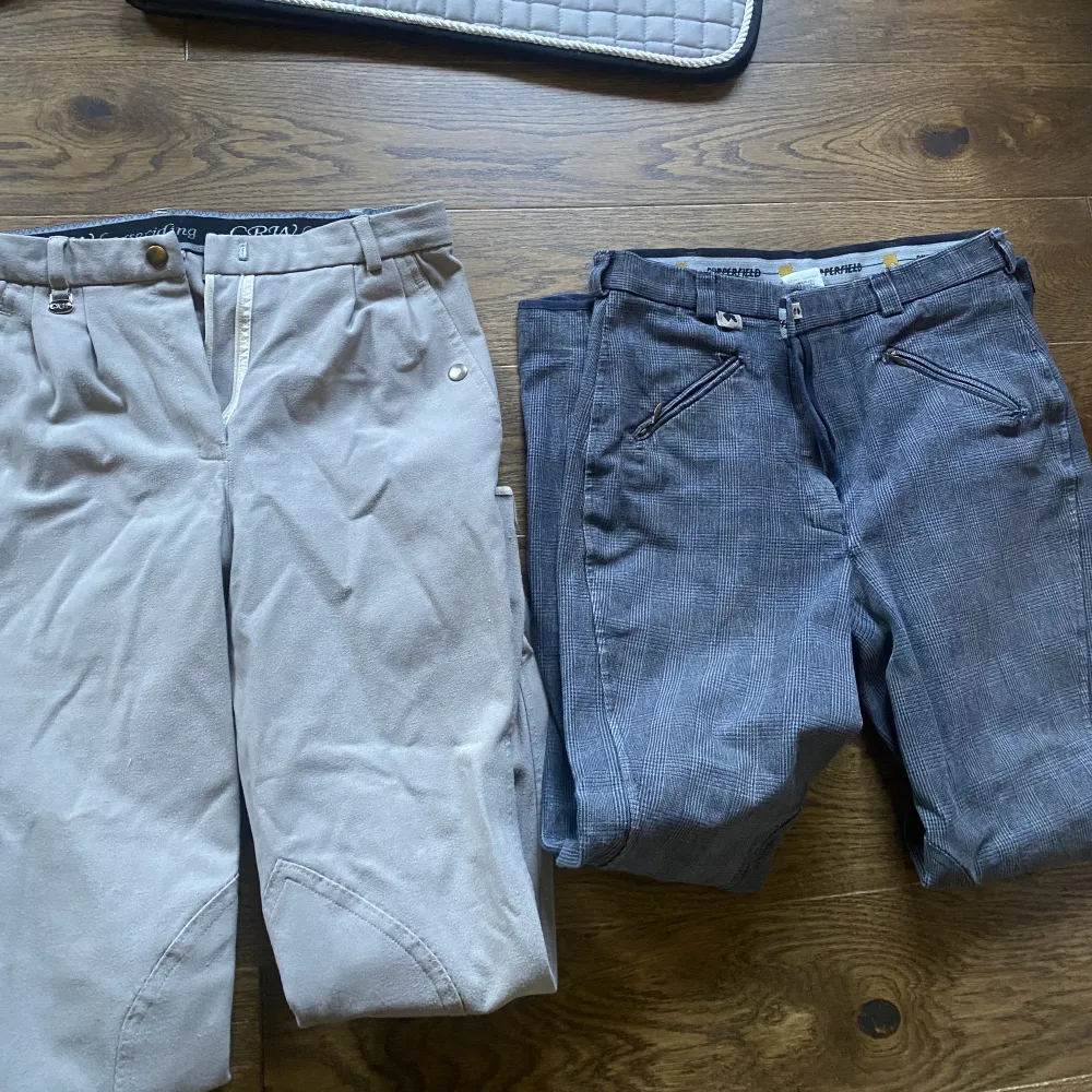 4 par ridbyxor. Beiga=36, gråa=40, lila=34, svarta=S 13. 100kr /par!!🥰. Jeans & Byxor.