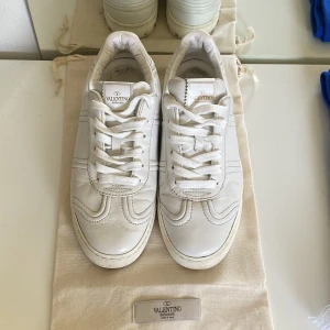 Valentino flycrew skor - Tja!! Säljer nu mina valentino flycrew skor som nu blivit försmå för mig, skick 8/10 strl 39/40, kan gå ner i pris vid snabb affär och även öppen för byten 