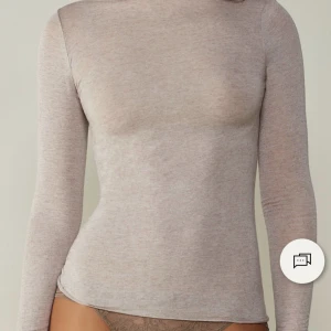 Intimissimi tröja - Säljer denna populära beiga Intimissimi  tröja. Endast använd två gånger då jag inte tyckte att den passade mig. Skriv privat för fler frågor eller bilder💕