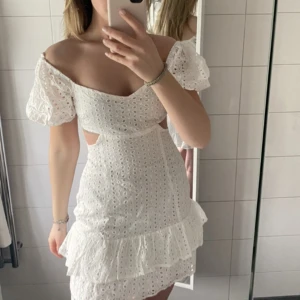 Studentklänning - Säljer denna superfina klänningen som är perfekt till studenten!! Den är köpt på showpo förra året och helt oanvänd😇😇