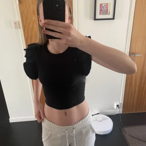 Zara topp!✨ - Super gullig topp från zara som ör perfekt för sommaren🌺 storlek S