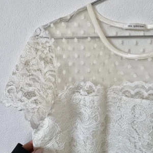 Ida Sjöstedt klänning - Säljer min Ida Sjöstedt variety dress. Såå fin och passar perfekt till avslutning eller student☺️Endast använd en gång så i väldigt fint skick! Köpt för 2 500 kr, säljer för 1800kr men priset går att diskuteras något.