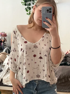 Bohemisk Topp - Luftig och söt topp från Jennyfer som man kan ha på sig på flera sätt som jag visar i bilderna.  Den är i mycket bra skick, säljer då den inte kommer till användning. 