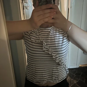 Randig tröja  - jättegullig vit och svart randning t-shirt för den aldrig används