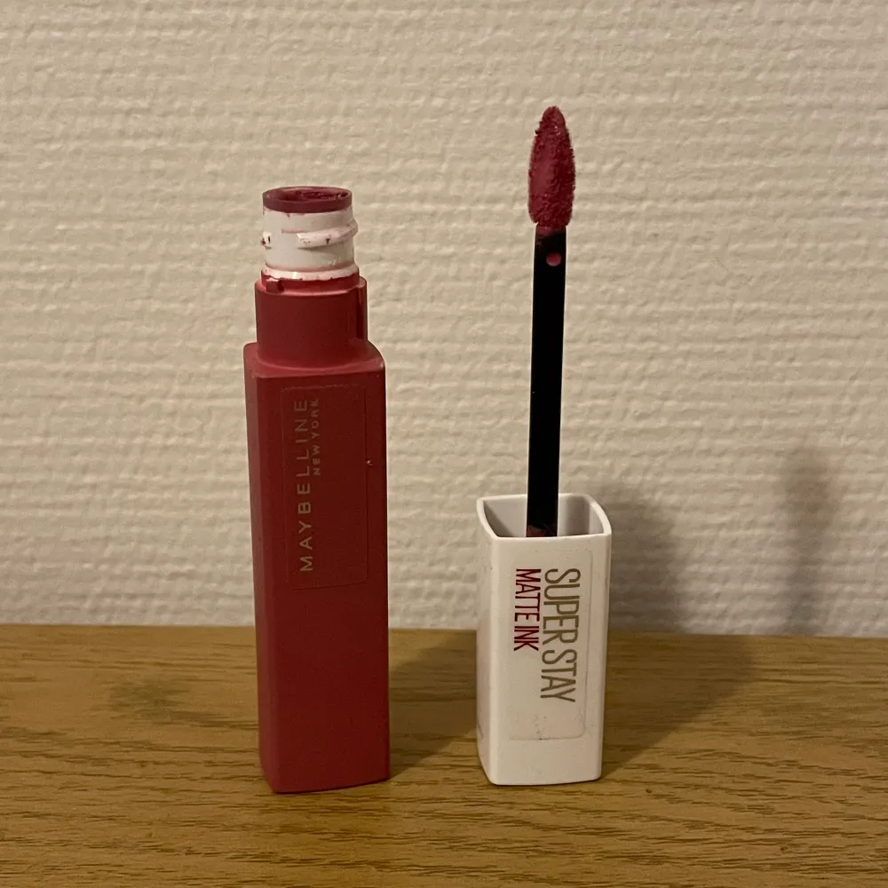 Maybelline mattläppstift i färg 15 lover. Den är använd endast 1 gång och är köpt på kick för lite över 100kr. Kan även posta i brev! Kontakta gärna mig om ni har frågor! 🎈🧸. Övrigt.