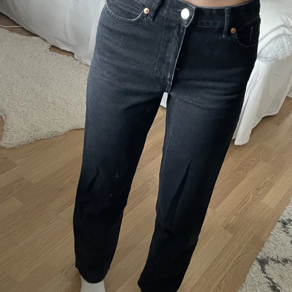 Säljer dessa jeans då de är förkorta för mig. Knappt använda så i fint skick! Köpta från Monki. Medelhög midja, går att bra ner dem en bit så att de blir som lågmidjade. Strl 25 (32/34)🖤. Jeans & Byxor.