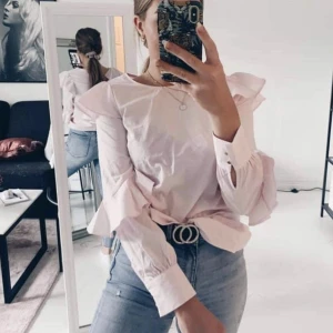 Rosa tröja - Rosa tröja med volanger på ärmarna