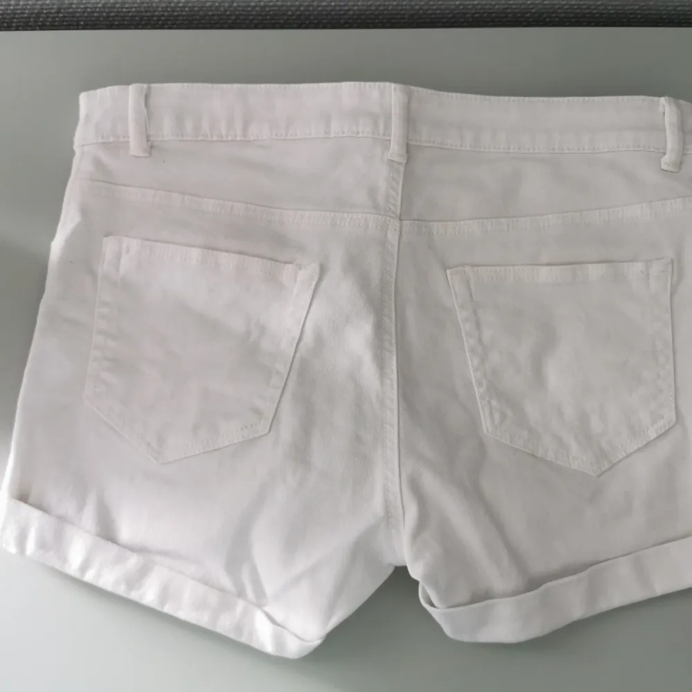 Vita jeansshorts med guldiga detaljer. Fint skick! . Shorts.