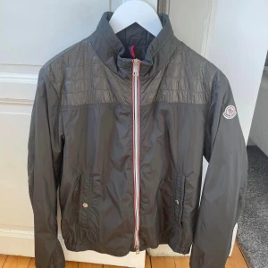 Moncler Portneuf - KOLLA PRISET 😱 Snyggaste vår/sommarjackan på marknaden  Cond: 9/10 Size: 2 (S/M) Pris: 3500kr ❗️