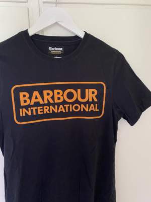 Barbour T-shirt herr i mycket gott skick, använd endast ett fåtal gånger. Storlek small herr