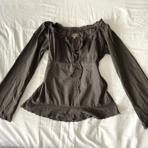 Snygg tröja! - Supercool brun tröja med snörning och snygga detaljer!🌼 Säljer pga att den är för stor⭐️Finns en minimal fläck - men bilder finns så det är bara att fråga❤️