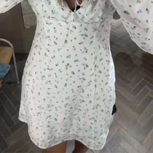 Söt klänning - Säljer denna söta klänningen ifrån HM!❤️ endast använd 1 gpng så i väldigt fint skick 