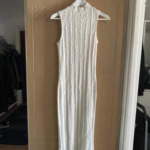 Snygg vit ribbad klänning från NAKD, haft den engång. Originalpris 279kr