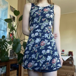 Blå klänning - Blå klänning med blommar. Har snören i bak som man kan knyta för att göra den tightare. Är i storlek 2, skulle säga xs-s. Är 178 som referens. Frakt tillkommer💘