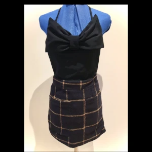 OUTFIT topp och kjol  - Outfit till salu  Kjol Oanvänd  Storlek - M skulle säga den är mer som S  Färg- Mörkblå & senapsgul   Bandeau Topp med rosett och avtagbara band  Antislipp band innanför  Använd 1 gång!  Storlek - 34 Färg- Mörkblå