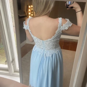 Balklänning  - Säljer nu denna fina balklänning!! Redan lagt ut den en gång men lägger ut igen fast för ett lite billigare pris. Köpt för 1200kr säljs nu för 750kr plus frakt. Perfekt inför student/bal🥂Skriv vid funderingar😇🫶🏻