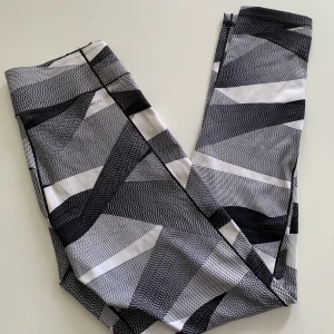 Träningstights - Mönstrade träningstights från adidas