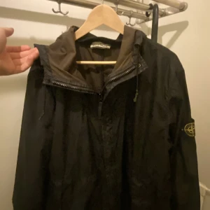 Stone Island jacka - Stone island jacka som är använd men den är i bra skick, storlek xxl, kostar runt 6500 ny, det är en bra regnjacka och snygg sommar/vårjacka samt snygg till hösten, kan mötas upp i Stockholm.